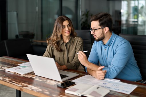 Marketingabteilung mit Laptop