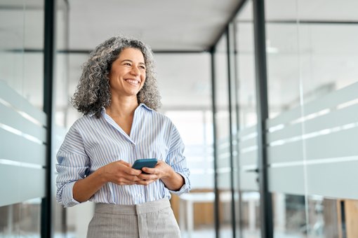 Frau mit Telefon