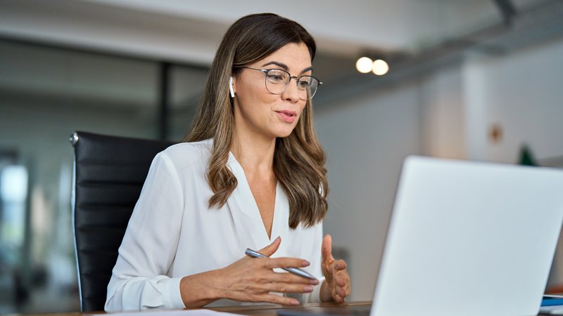 Immobilienmaklerin im Gespräch